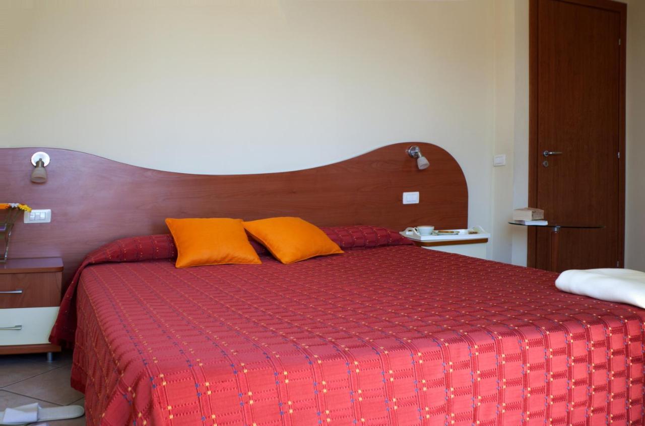 Motta Residence Hotel Motta SantʼAnastasia Екстериор снимка