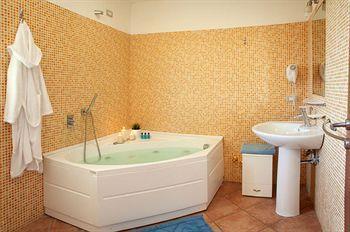 Motta Residence Hotel Motta SantʼAnastasia Екстериор снимка