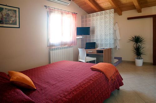 Motta Residence Hotel Motta SantʼAnastasia Екстериор снимка